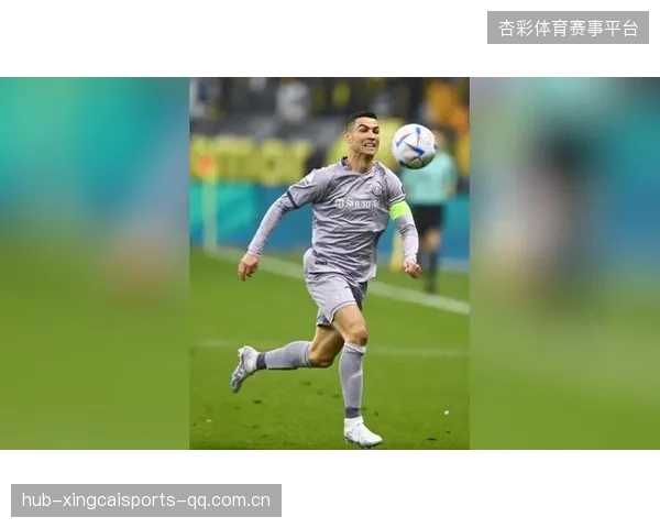 C罗背身护球后又送妙传——从控球到致胜传球的场上艺术